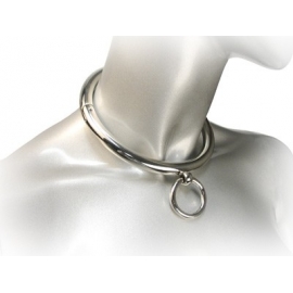 Mujer en Collar de acero con anillo