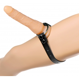Cuisse ou bracelet cuir Boot sur harnais godemichet